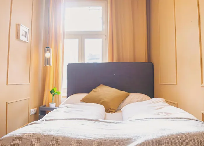 Bright 4br Getaway Near Westbahnhof Station דירה