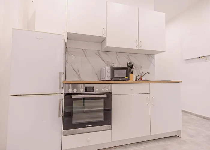 Bright 4br Getaway Near Westbahnhof Station דירה