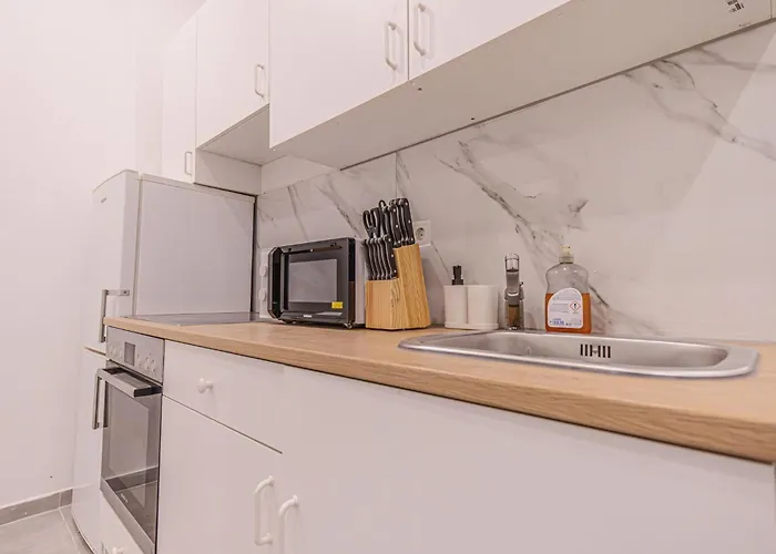 Bright 4br Getaway Near Westbahnhof Station דירה
