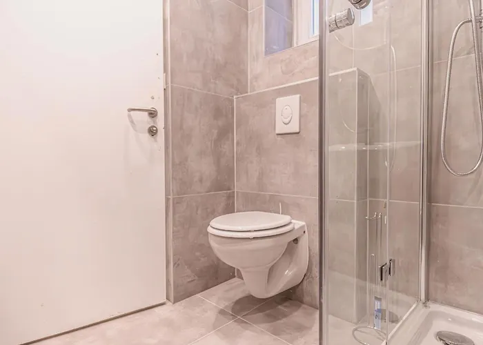 Bright 4br Getaway Near Westbahnhof Station דירה *