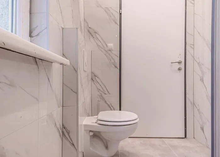 Bright 4br Getaway Near Westbahnhof Station דירה